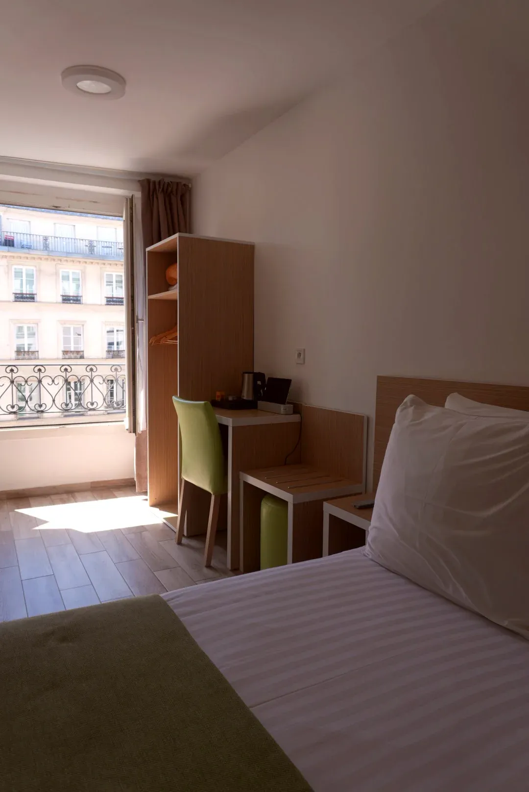 Chambre Confort avec bureau devant la fenêtre
